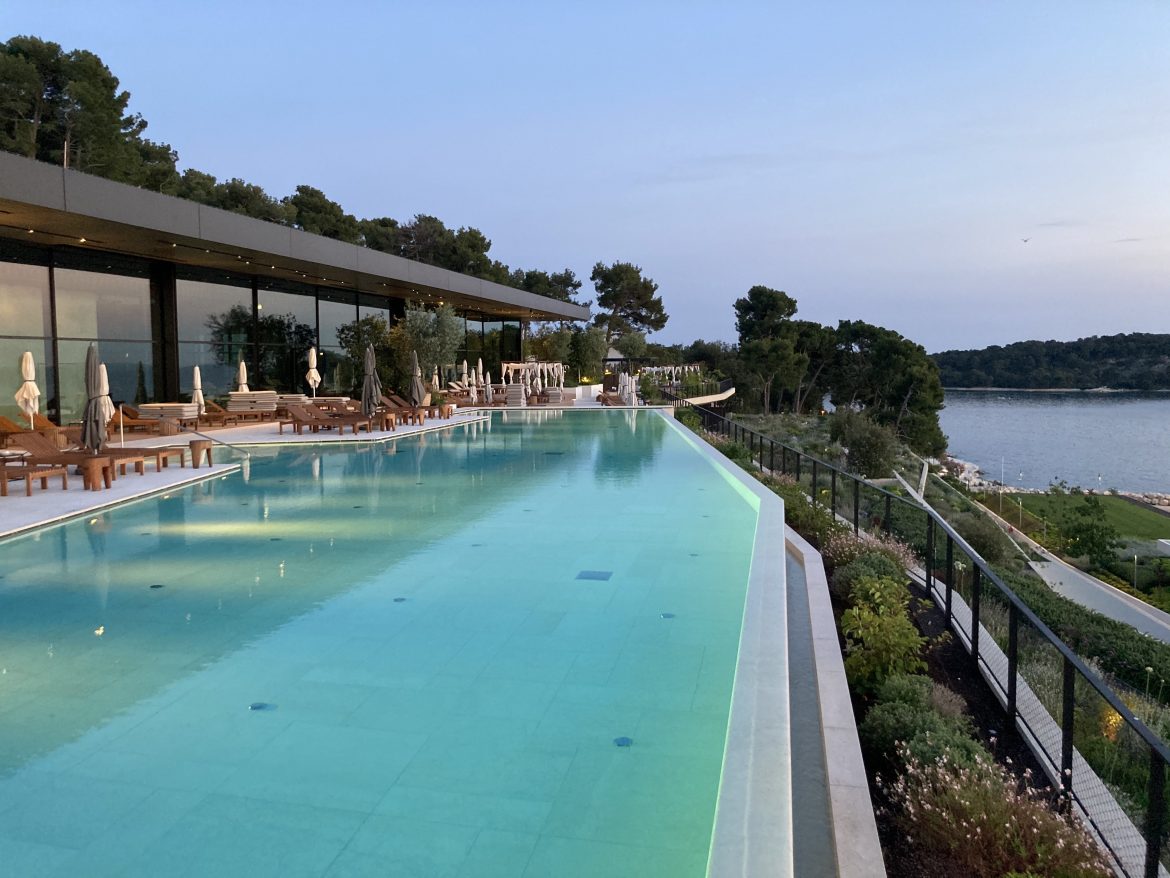 nachhaltiges grünes hotel mit pool